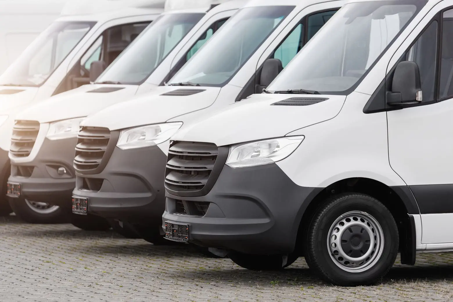 Wynajem długoterminowy auta dostawczego czy leasing - co bardziej się opłaca?