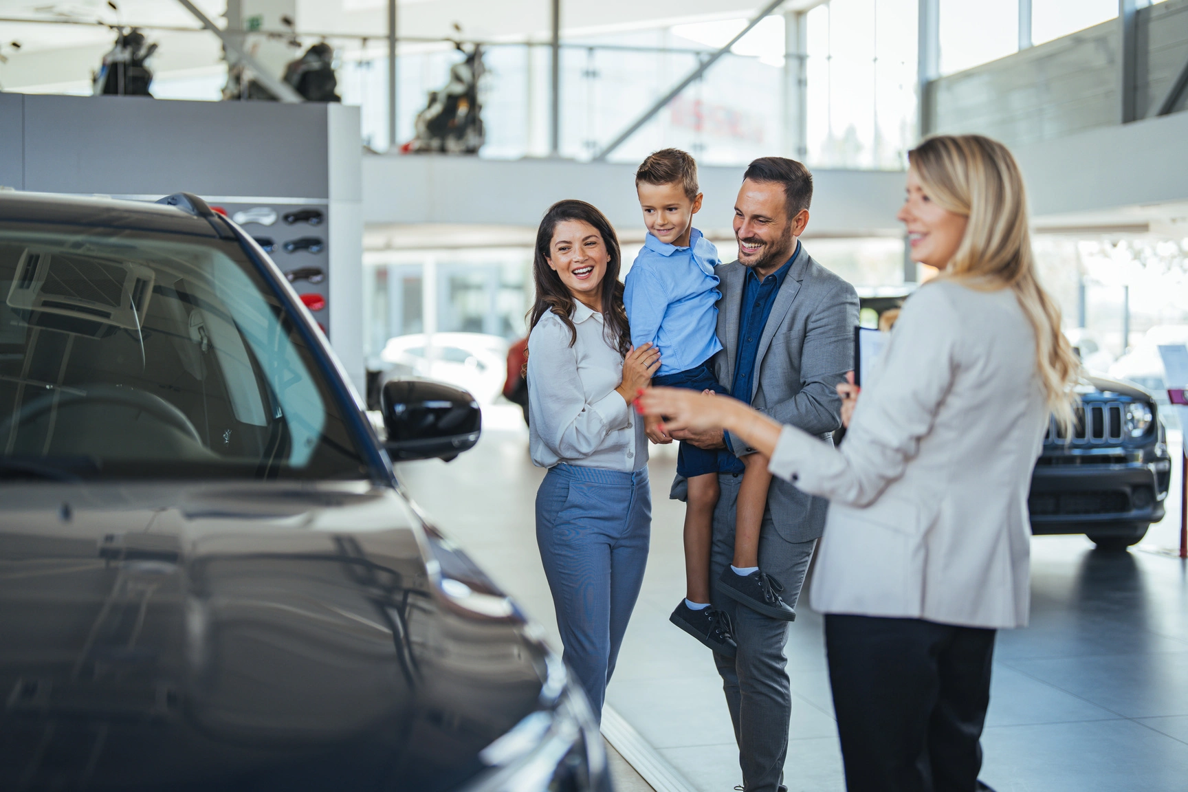 Jakie auto rodzinne wybrać? Poradnik dla wymagających i przegląd rodziny Ford Tourneo